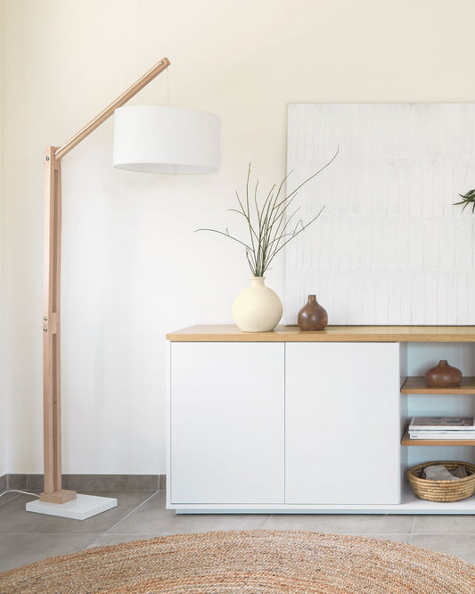 Podna lampa Riaz od bukovog drveta sa belim abažurom