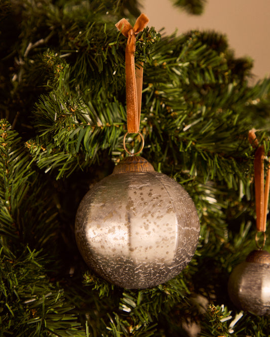 Blama set of 2 Christmas balls made of recycled glass in silver color, Ø 10 cm