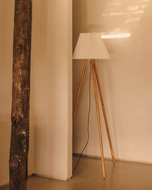 Benicarlo floor lamp in solid rubber wood with a natural beige finish