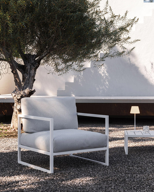 Com's 100% outdoor armchair in white with white aluminum structure
