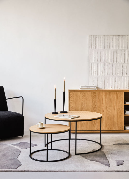 Yoana set of 2 nesting side tables with oak veneer and black metal, Ø 80 cm / Ø 50 cm