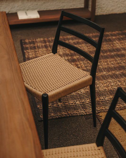 Analy solid oak chair with black finish and rope seat FSC 100%