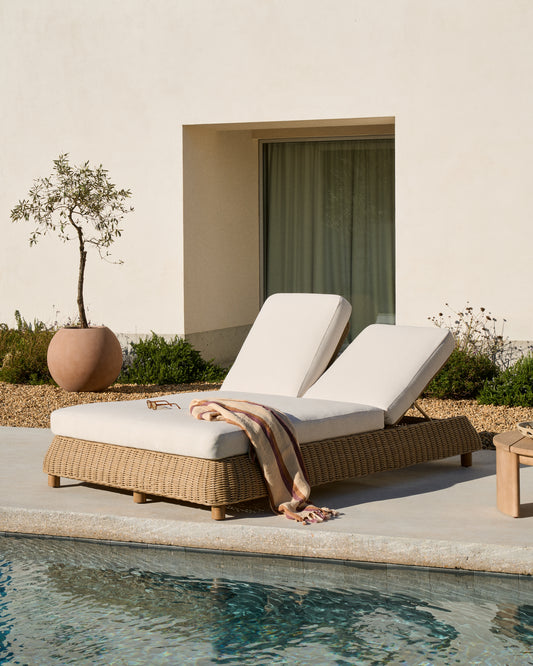 Meria double lounger in synthetic rattan with FSC 100% solid acacia wood legs
