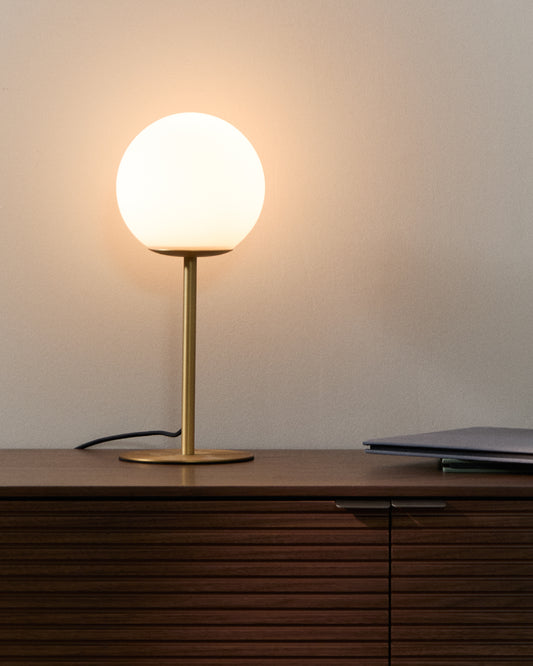 Brisia metal table lamp, brushed brass, with one frosted glass globe Ø15 cm