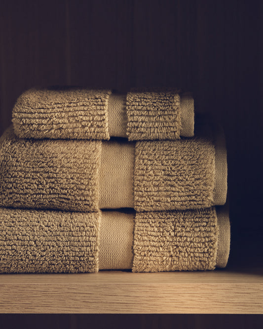 Olvira 100% cotton dark green jacquard towel with border 70 x 140cm