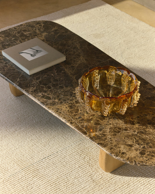 Sto za kafu Pirita od braon mermera i nogara od masivnog hrastovog drveta, prirodna završna obrada 147 x 65 cm FSC 100%