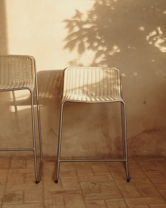 Stackable bar stool Tavari made of beige synthetic rope and AISI 304 stainless steel with brushed effect, height 65 cm