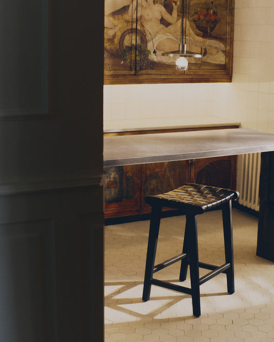 Calixta chair in leather and solid mahogany wood with black finish, height 67 cm