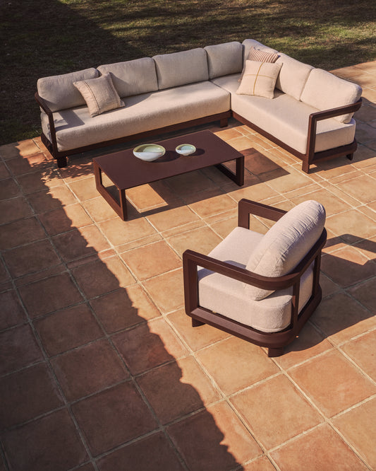 Set Nerano sa ugaonom sofom za 5 osoba, foteljom i klub-stolom od kaljenog stakla i braon aluminijuma