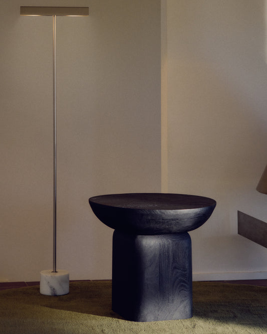 This side table made of solid acacia wood with a black finish FSC 100% Ø50cm