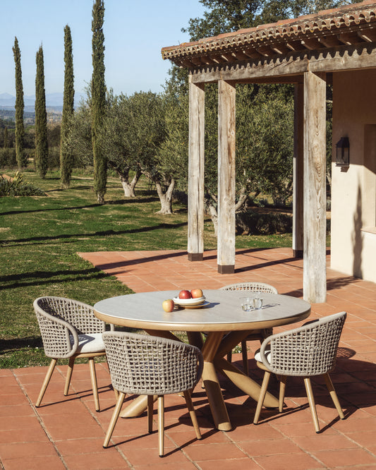 Mirtia outdoor table made of aluminum with the effect of wood and sintered stone in natural (crudo) color Ø 148 cm