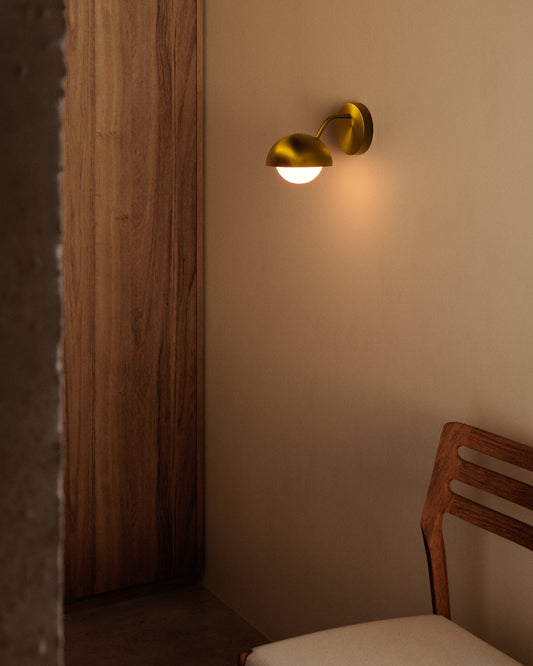Lonela wall lamp made of metal with a brass finish