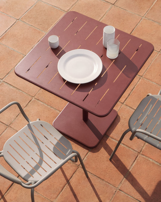Brai baštenski sto od pocinkovanog čelika boje granate 70 x 70 cm
