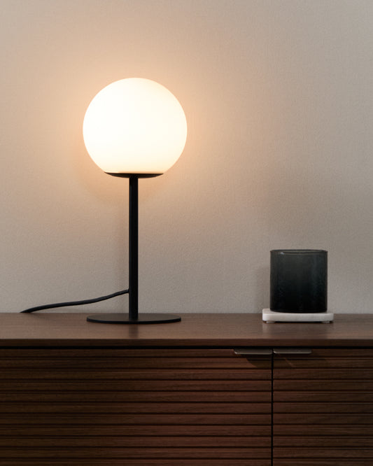 Brisia metalna stona lampa, crna završna obrada, sa jednim matiranim staklenim globusom Ø15 cm