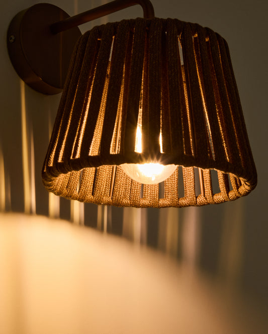 Aldet braon spoljna zidna lampa od pljosnatog kanapa i metala