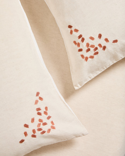 Virelda quilt and pillowcase set made of beige cotton and linen with embroidered detail for bed 180cm
